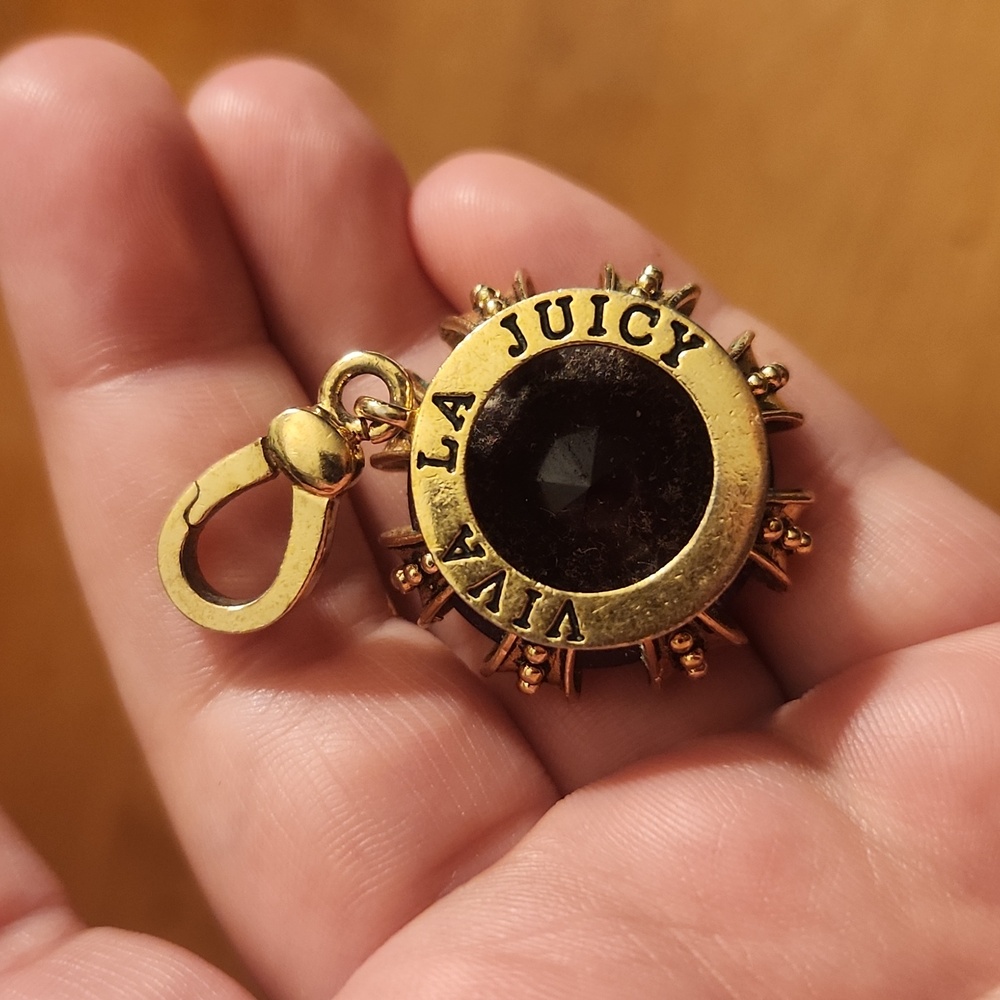 viva la juicy charm